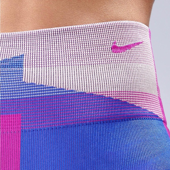 NWOT Nike Women's Shorts Nike Icon Clash Seamless 8 Training Shorts - Picture 2 of 6
